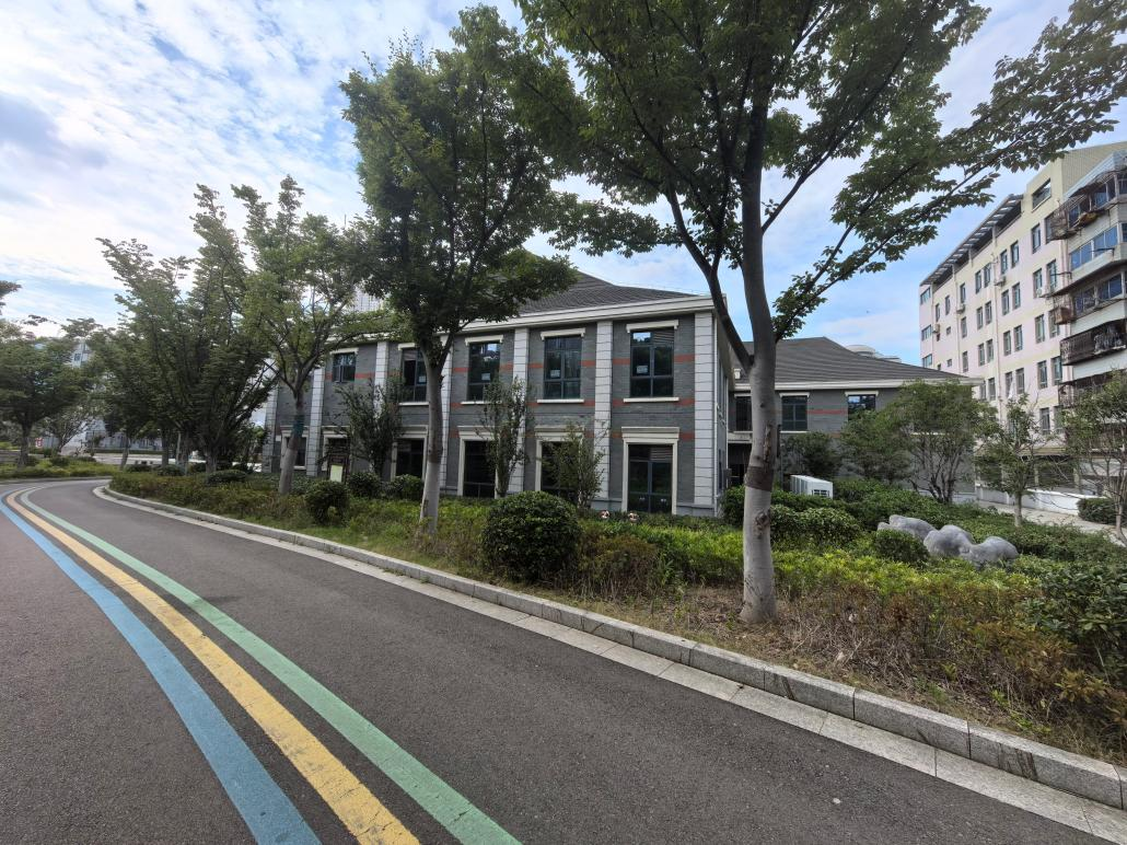 南山公园北广场门面房出租-二楼入口实景6.png
